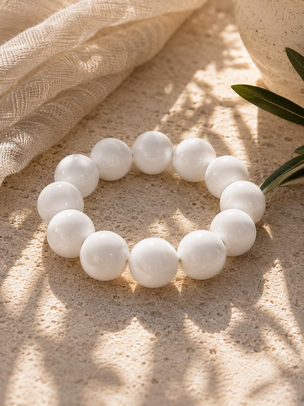 Elastisches Perlenarmband in Weiß – Elegantes Statement-Armband mit glänzenden Perlen
