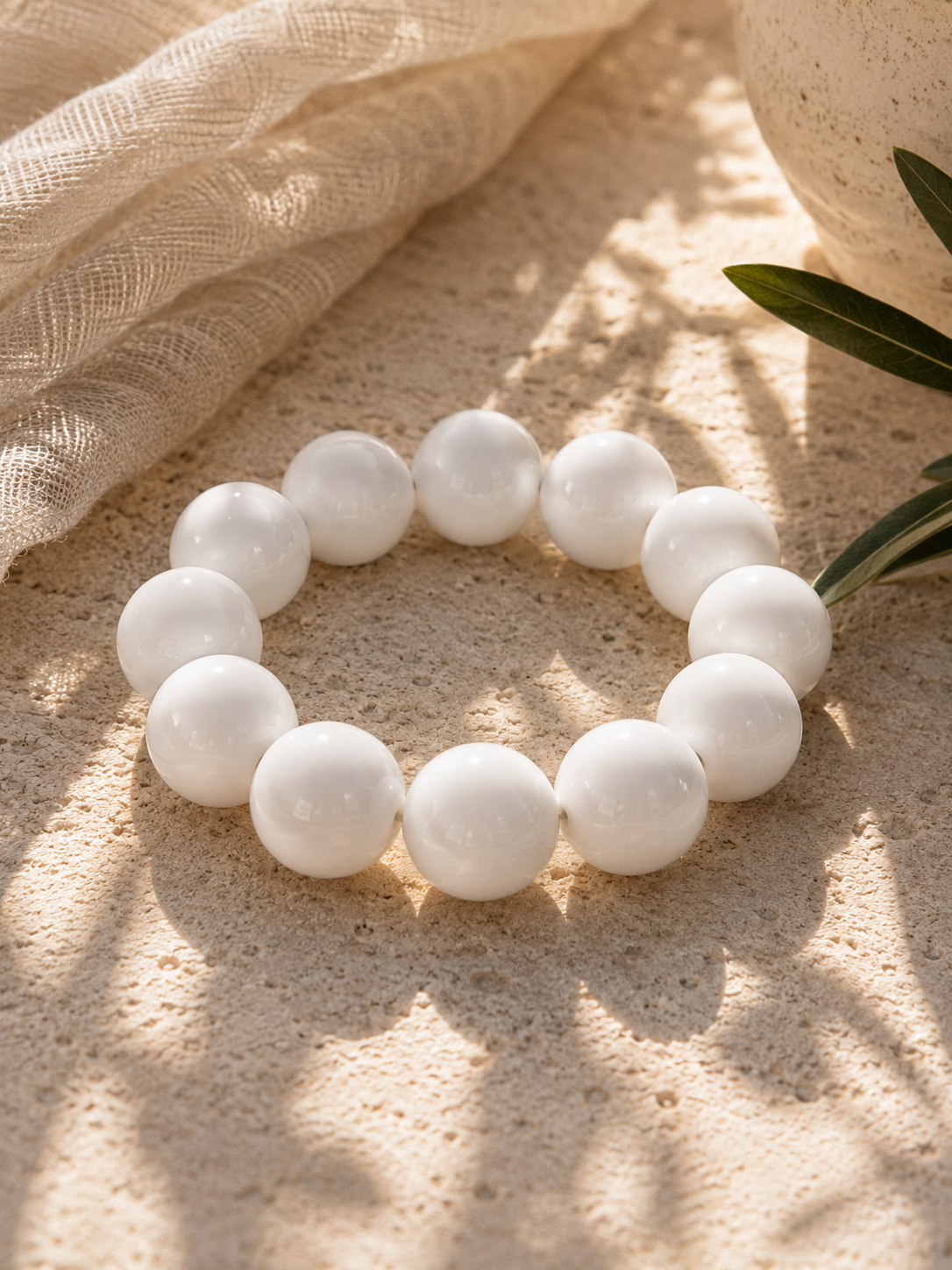 Elastisches Perlenarmband in Weiß – Elegantes Statement-Armband mit glänzenden Perlen
