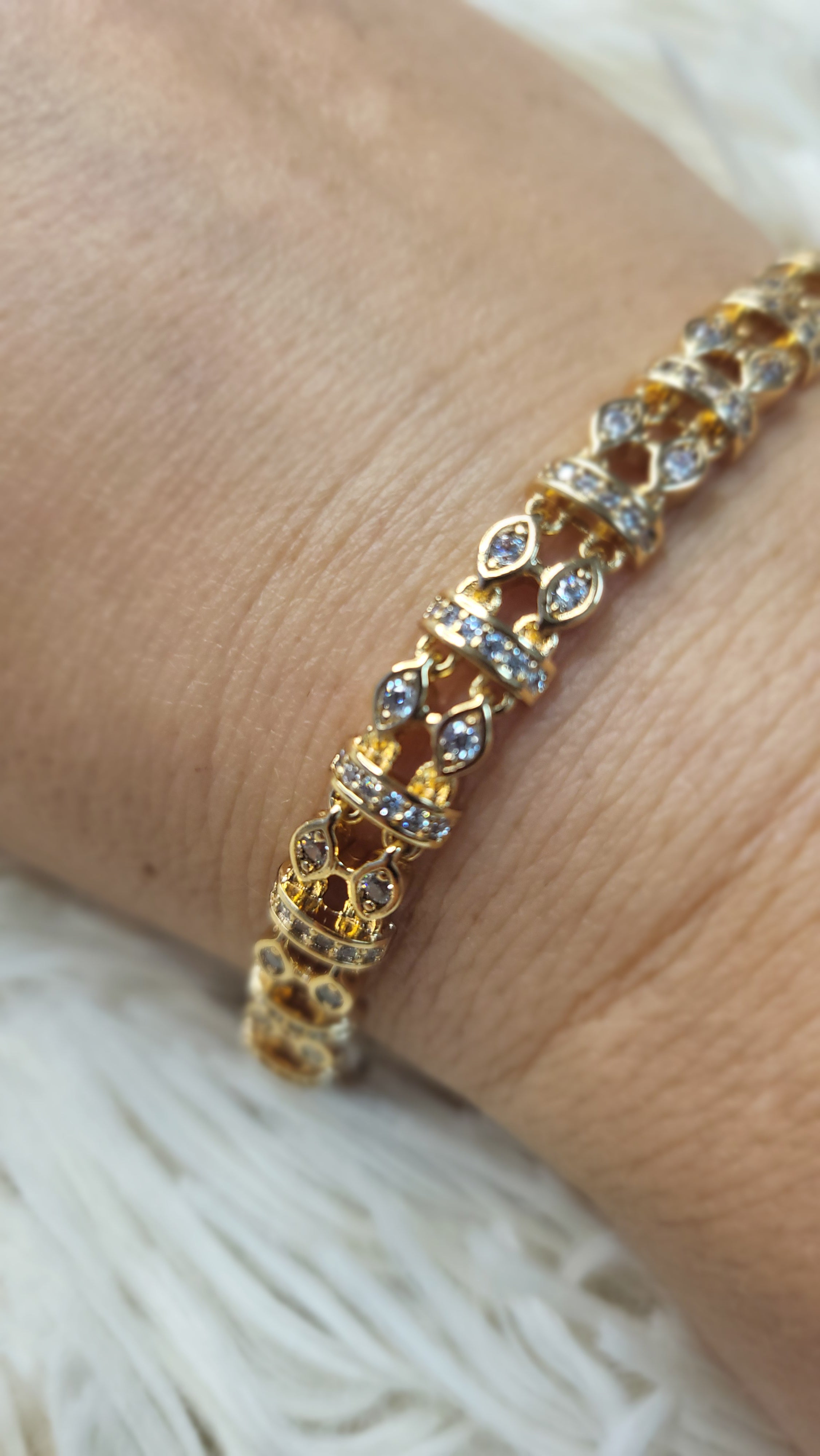 👑 Golden Harmony – Elegantes Damenarmband aus Chirurgenstahl & Zirkonia ✨
