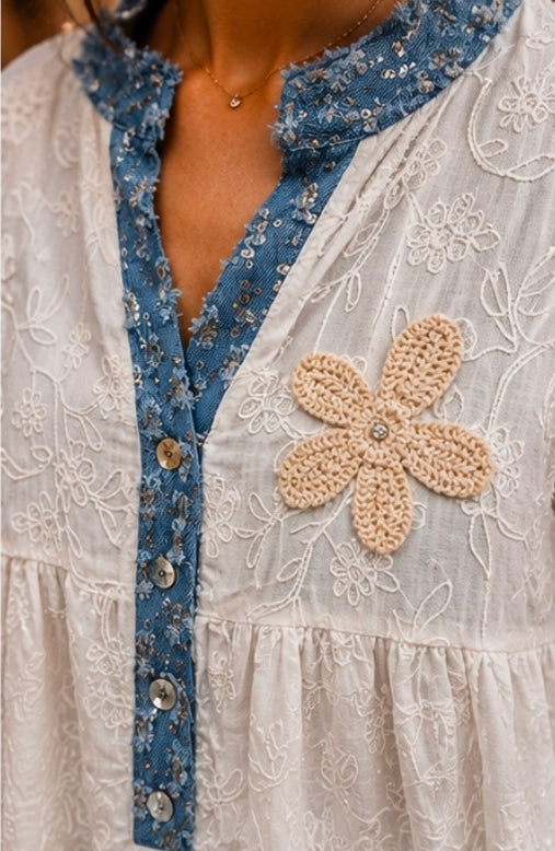 ✨ Elegante Spitzenbluse mit Denim-Details & 3D-Blüte