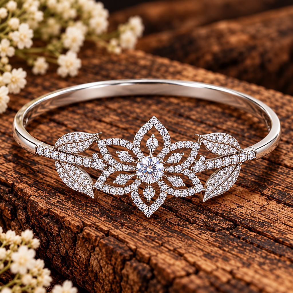 Eleganter Armreif mit funkelnden Zirkonia & Blütendesign – Platinbeschichteter Chirurgenstahl