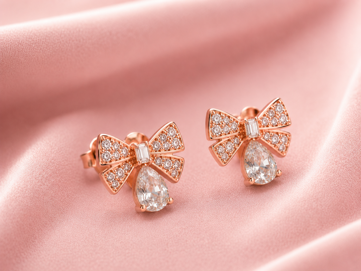 Elegante Schleifen-Ohrstecker mit funkelnden Zirkonia – 18K Gold ✨