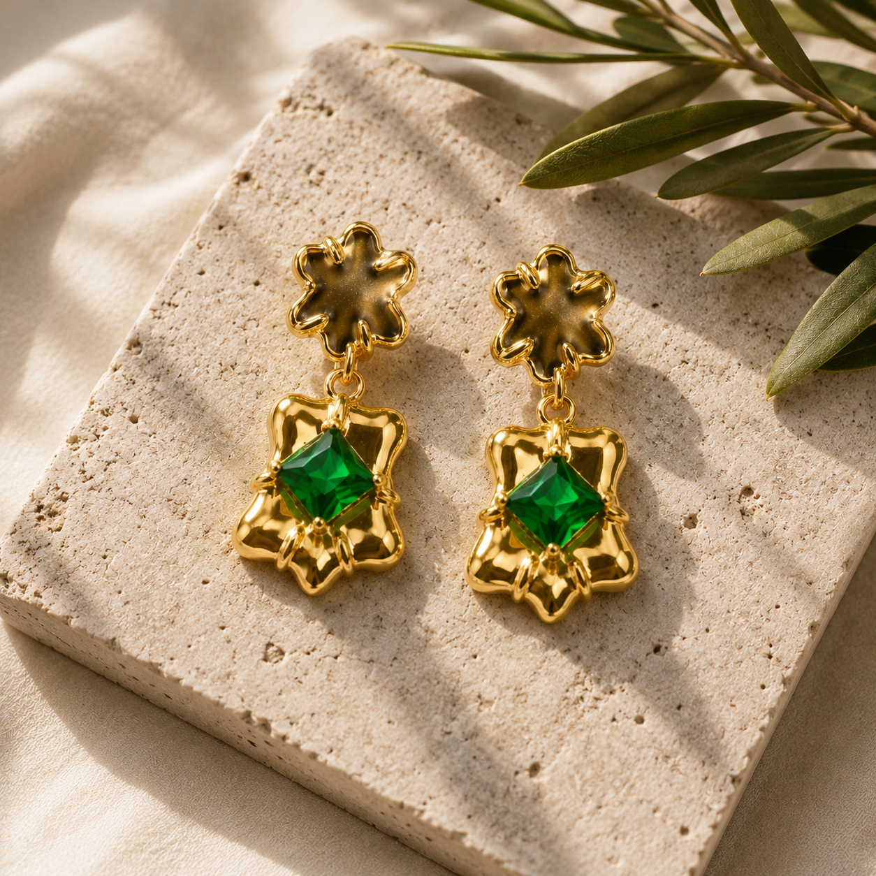 Elegante Blüten-Ohrringe mit grünem Zirkonia – 18K vergoldeter Chirurgenstahl