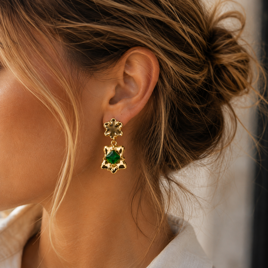 Elegante Blüten-Ohrringe mit grünem Zirkonia – 18K vergoldeter Chirurgenstahl