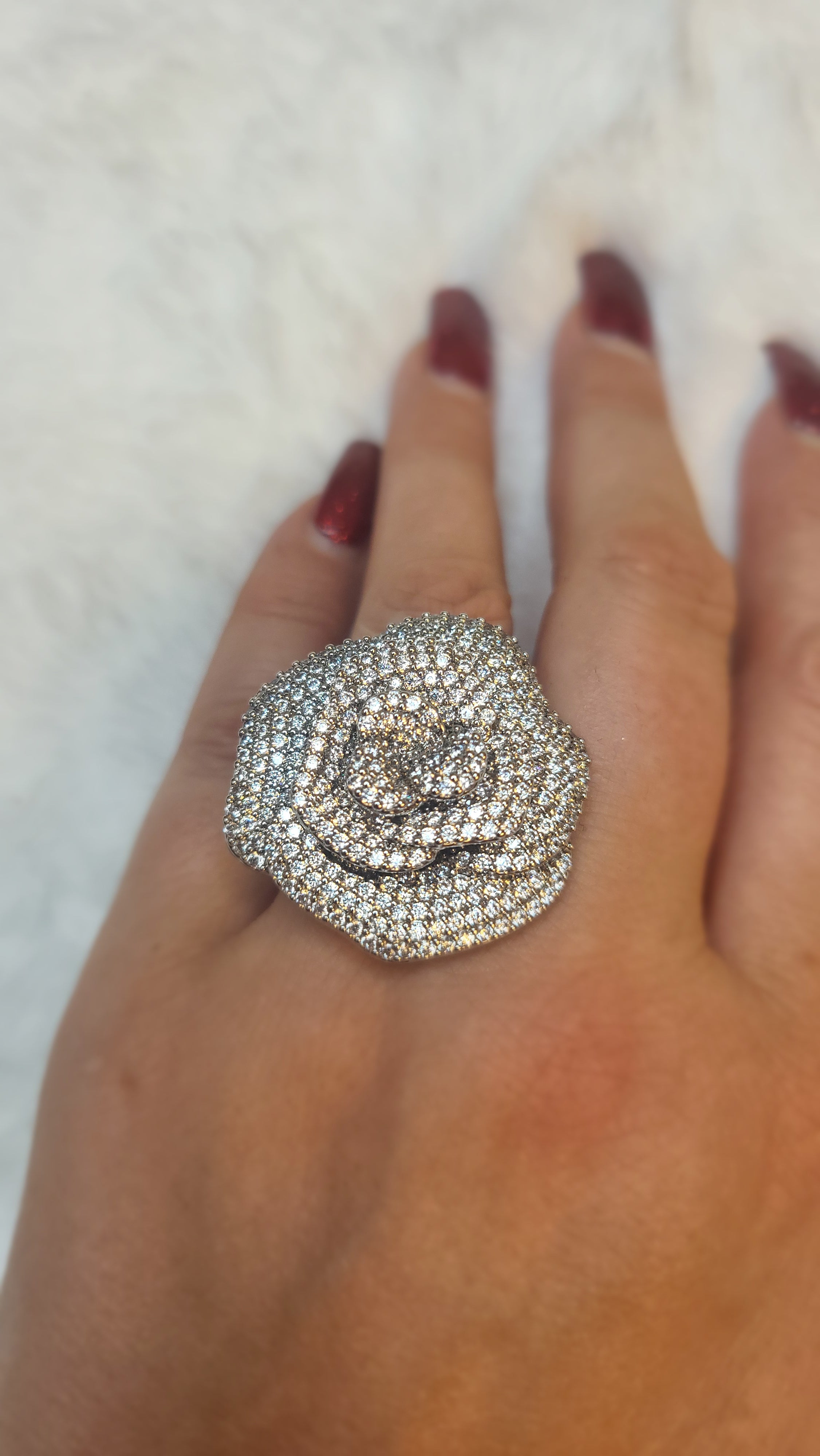 🌹✨ Luxus Rosenring ✨🌹
Funkelnder Blütenzauber mit Zirkonia Größe 6