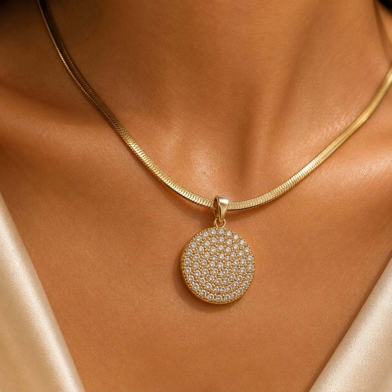 Golden Glow – Omega Halskette mit Zirkonia-Anhänger