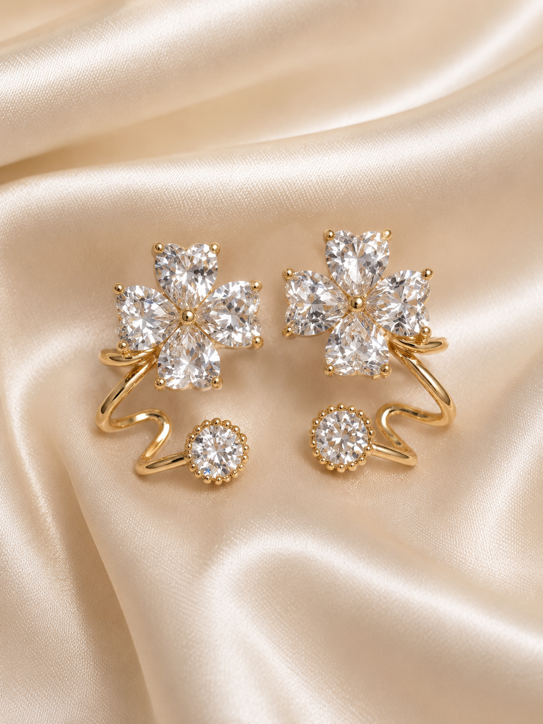 Elegante Kleeblatt-Ohrstecker in Gold mit funkelnden Zirkonia