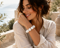 Elastisches Perlenarmband in Weiß – Elegantes Statement-Armband mit glänzenden Perlen