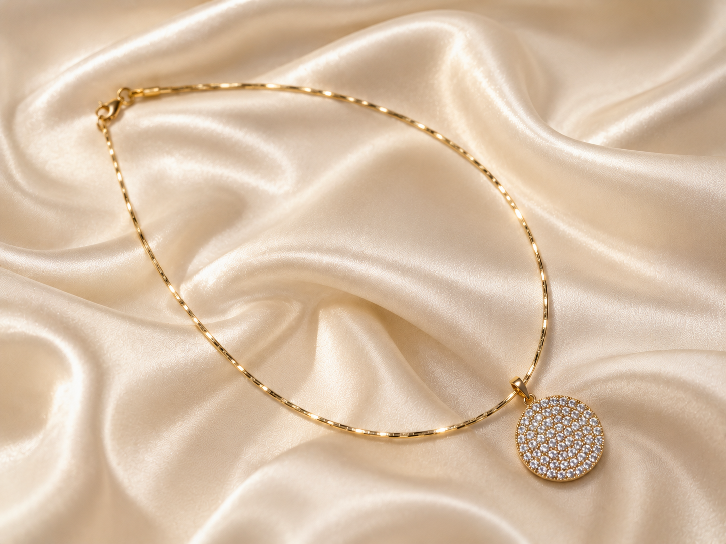 Golden Glow – Omega Halskette mit Zirkonia-Anhänger